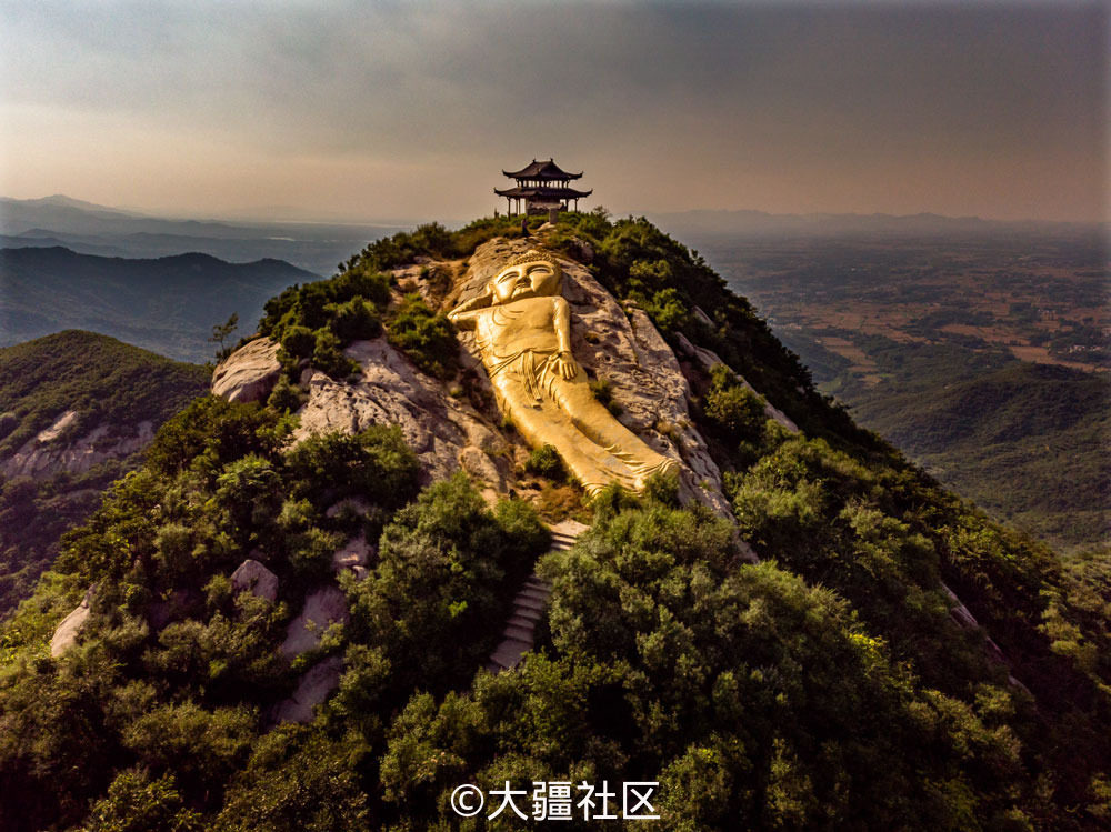 驻马店市金顶山风景区小金顶山上有座大佛像是亚洲最.