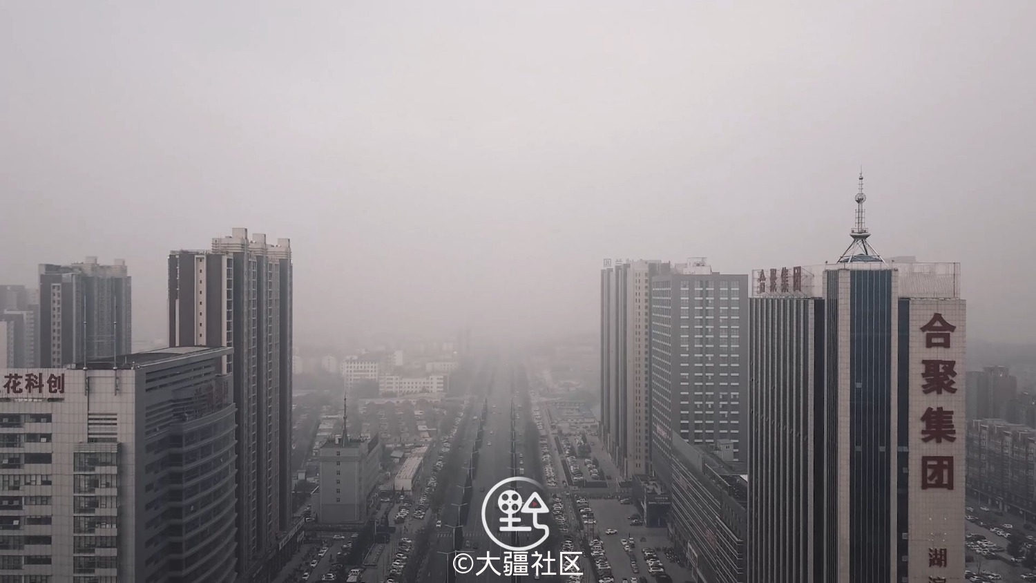 空气重的让人喘不过气   灰色的雾霾笼罩在每一个人的头顶