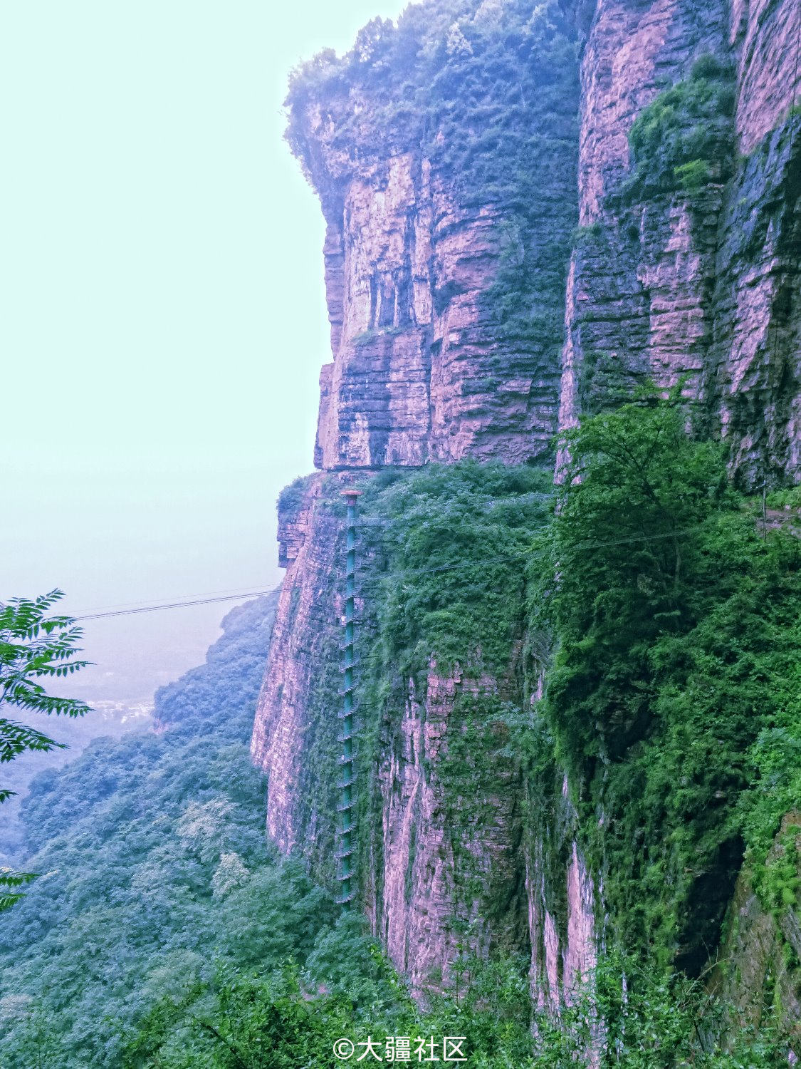 河南林州太行山山壁上的旋转天梯,垂直高度大约百米.