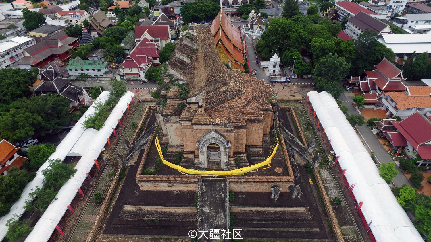 清邁的契迪龍寺,塔尖毀於地震.