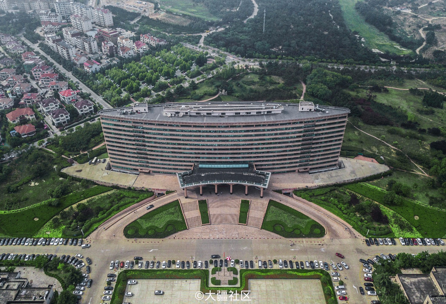 黄岛区原区政府,现在是西海岸新区机关东部办公中心,是一座造型独特的