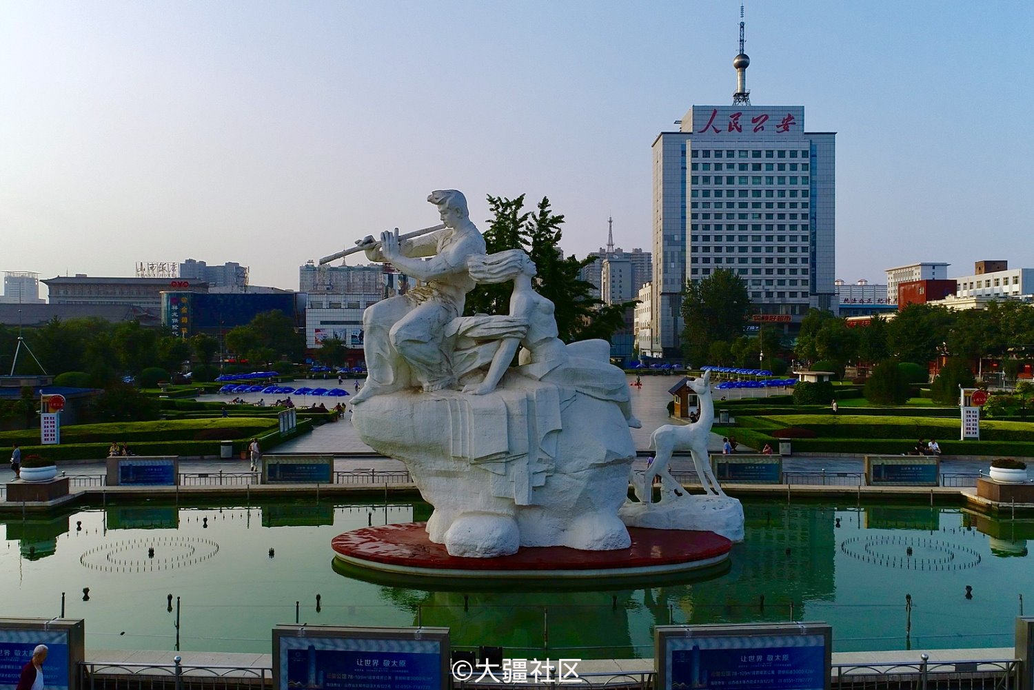 五一广场的"晋泉之声"雕塑.