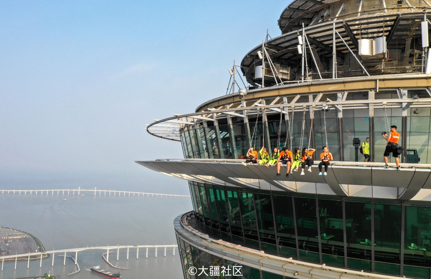 233米的空中漫步,在空中你可以环绕着塔走一圈,你也可以跑,也可以跳